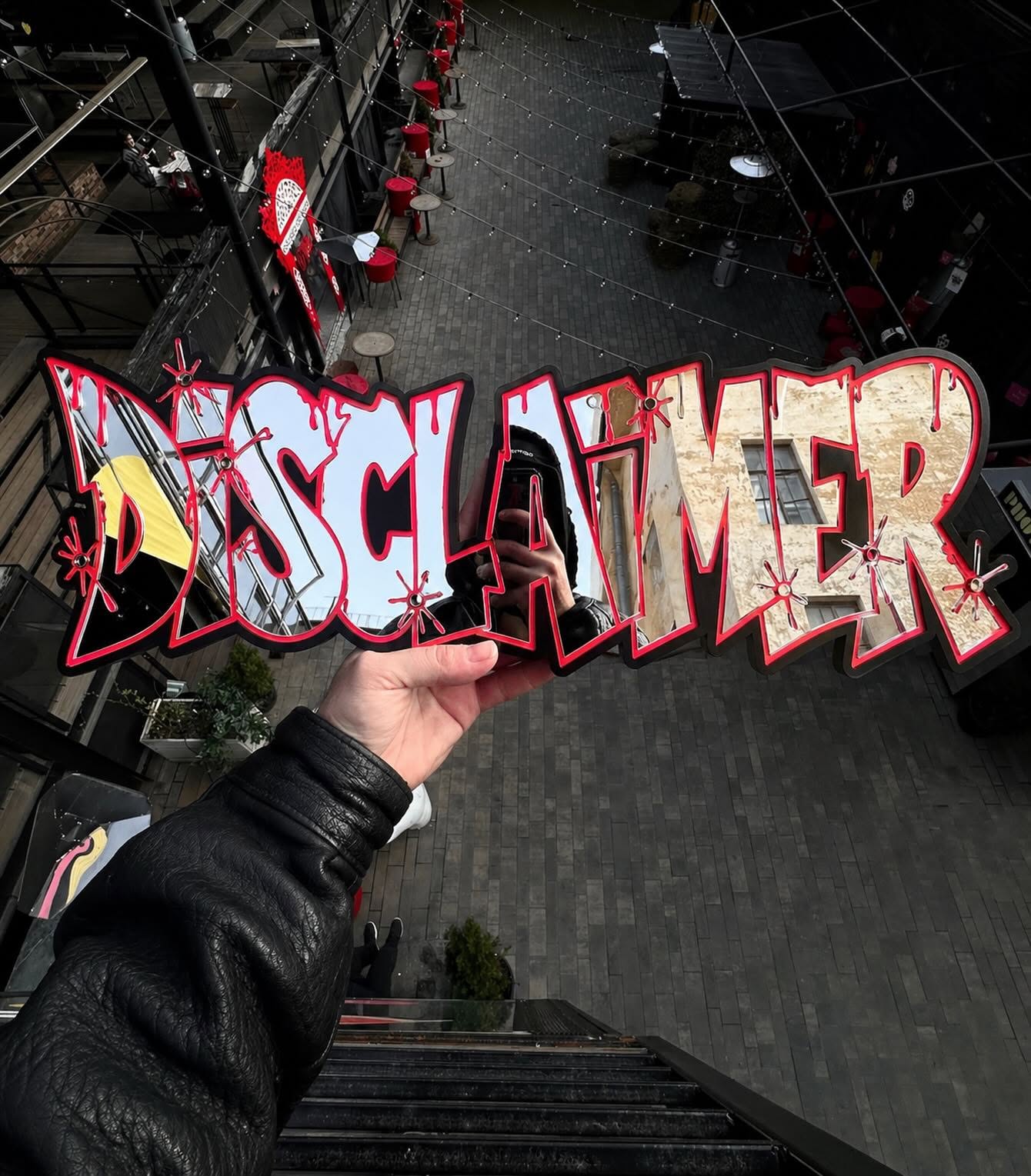 Campagna Disclaimer con styling streetwear